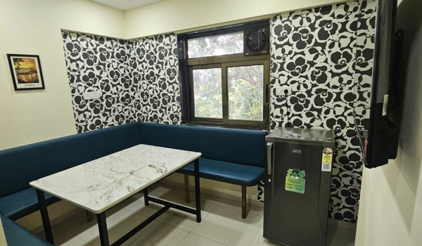 hostel working professionals women, hostel in vile parle, hostel near nmims college
